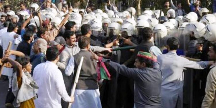 نن یو ځل بیا د پولیسو او عمران خان د پلویانو تر منځ نښته شوې ده