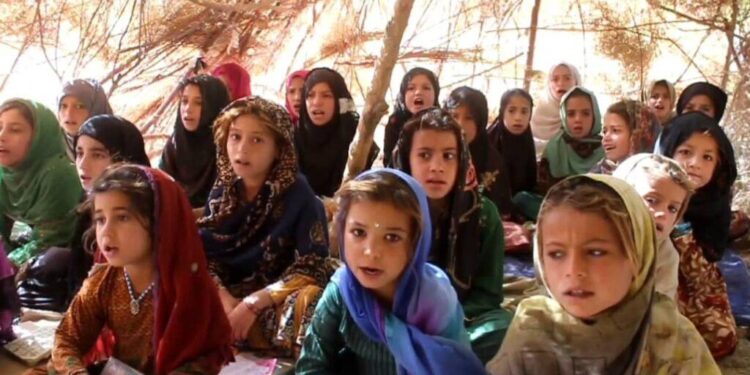 فراه کې زرګونه ماشومانو ته د زدهکړو زمینه برابره شوې