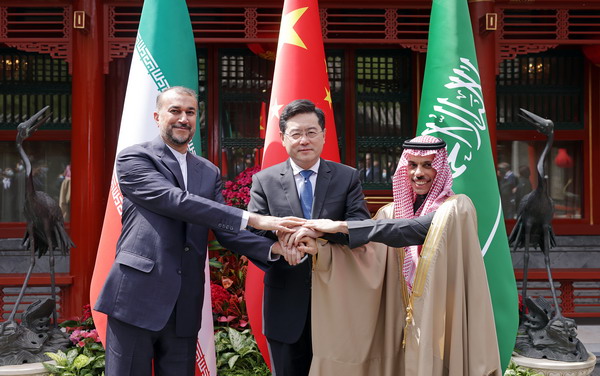 چين ګانګ د سعودي عربستان او ايران له بهرنيو چارو وزيرانو سره وکتل