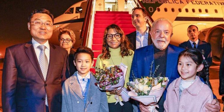 د برازيل ولسمشر لويز اناچيو لولا دا سيلوا د چین شانګهای ښار ته رسېدلی