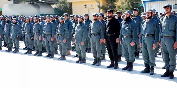 کورنیو چارو وزارت: د پولیسو شمېر نږدې ۲۰۰ زرو ته رسېدلی دی