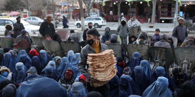 افغانستان کې له هرو ۱۰ کورنیو کې ۹ یې کافي خواړه نه لري