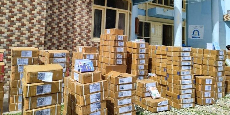 نورستان کې زده کوونکو ته نوي درسي کتابونه وېشل کیږي