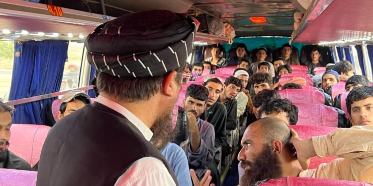 د کراچۍ له زندانونو ۵۶ تنه نور افغانان خوشی شول