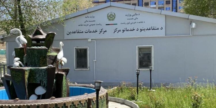 متقاعدین: غږ مو ټولو اړوندو ادارو ته رسولی خو د معاش درک نشته