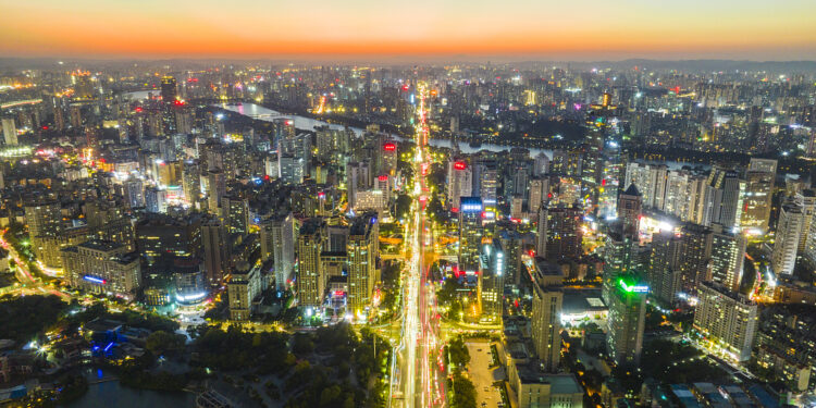 د روان کال په لومړۍ ربعه کې د چين د ۲۳ ولايتونو اقتصادي وده د هېواد تر منځنۍ سويې لوړوالی ښيي