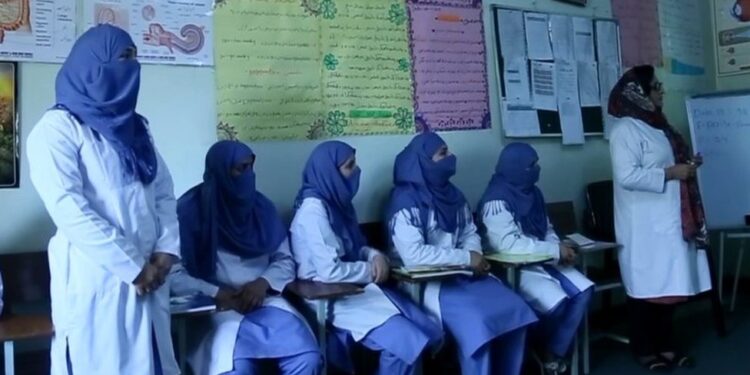 افغانستان کې د ډينګي ناروغۍ د مخنيوي لپاره ښځینه روغتياپالانې روزل شوي