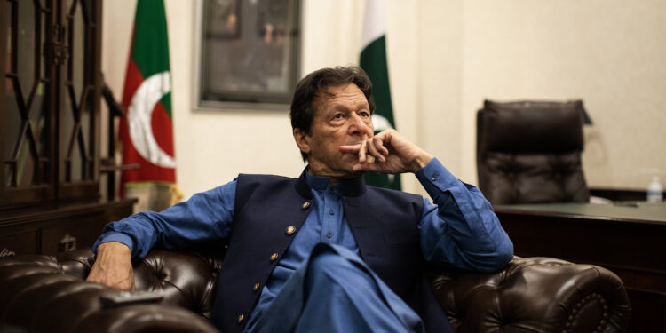عمران خان او د ګوند غړي يې ممنوع الخروج اعلان شوي