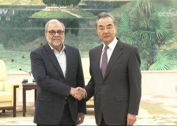 وانګ يي د ايران د نظام د مصلحت د تشخیص کمېټې د پلاوي سره کتلي