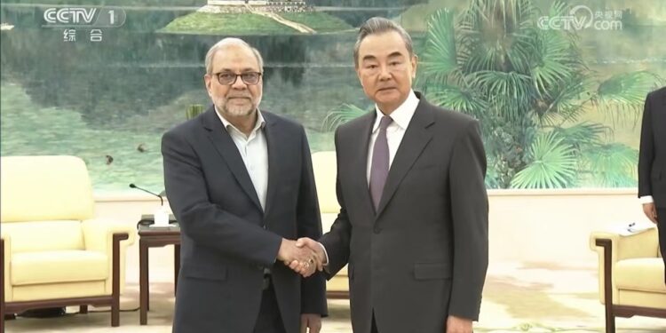 وانګ يي د ايران د نظام د مصلحت د تشخیص کمېټې د پلاوي سره کتلي