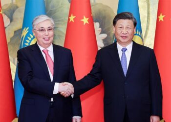 شي جین پينګ د قزاقستان له ولسمشر قاسم جومارت توکايف سره وکتل