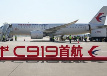 د چين C919 الوتکې په بريالۍ توګه لومړۍ سوداګريزه الوتنه وکړه