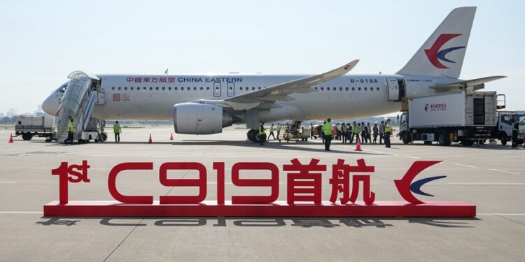 د چين C919 الوتکې په بريالۍ توګه لومړۍ سوداګريزه الوتنه وکړه