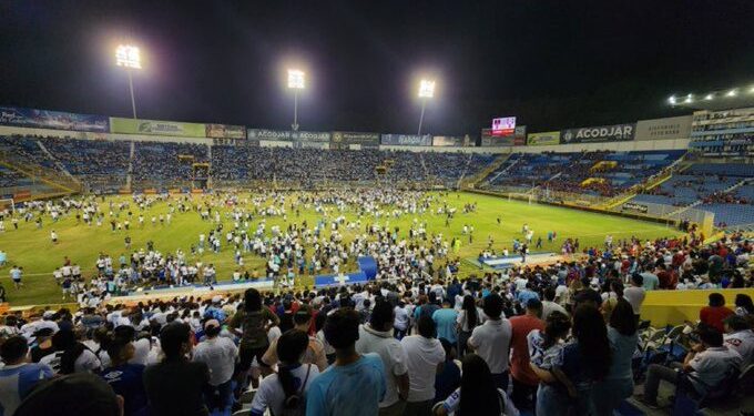 د سلوادور د فوټبال میدان کې د ټېل ماټېل له امله ۱۲ تنه مړه شوي