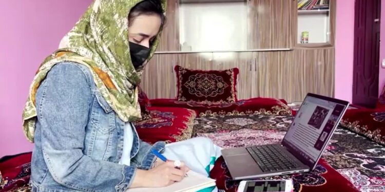 م.م: افغان ښځینه کارکوونکې دې یې له کورونو کار ته دوام ورکړي