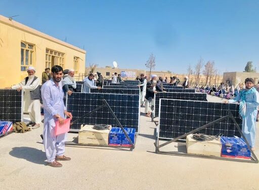ملګرو ملتونو پر افغان کډوالو زرګونه سولري تختې وېشلې دي