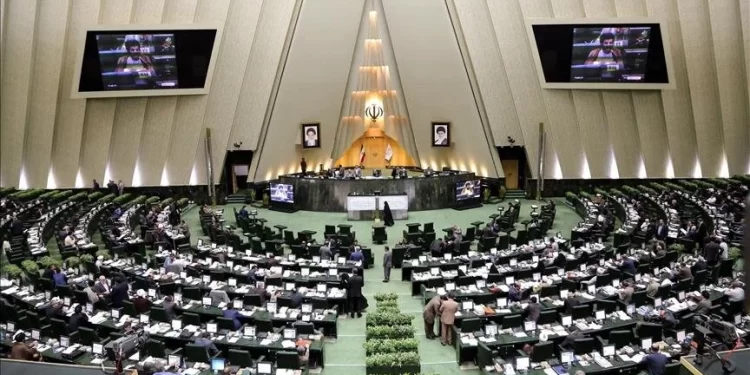د ایران پارلمان: د هلمند اوبه باید د دواړو هېوادونو اړیکو ته زیان ونه رسوي
