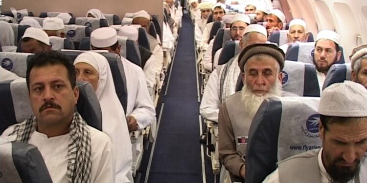 د افغان حاجیانو لومړۍ ډله تېره شپه سعودي ته روانه شوه