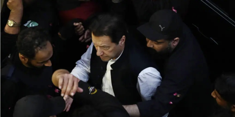د محکمې پرېکړه؛ عمران خان به اته ورځې په بند کې وي