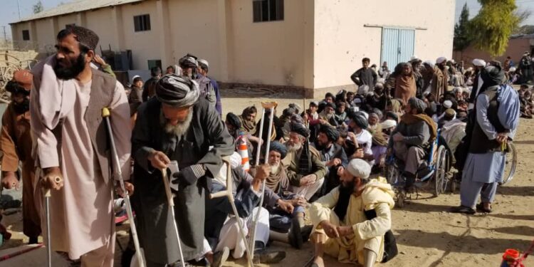 هلمند کې بېوزله کورنۍ د بشرې مرستو له ناسم وېش څخه شکایت کوي