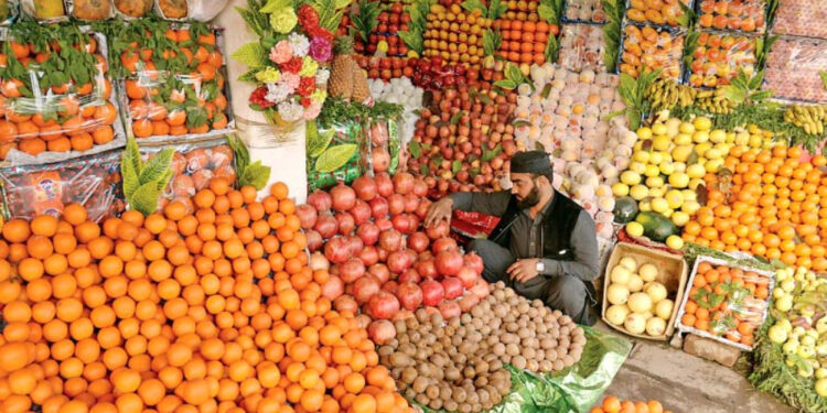 کندز کې سږ کال د میوو حاصلات زیات او بازار یې ښه شوی