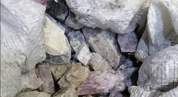 پاکستان ته د ګران بیه ډبرو د قاچاق مخه نیول شوې ده