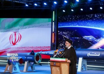 ایران خپل لومړنی جوړ شوی بالستیک توغندی نندارې ته وړاندې کړ
