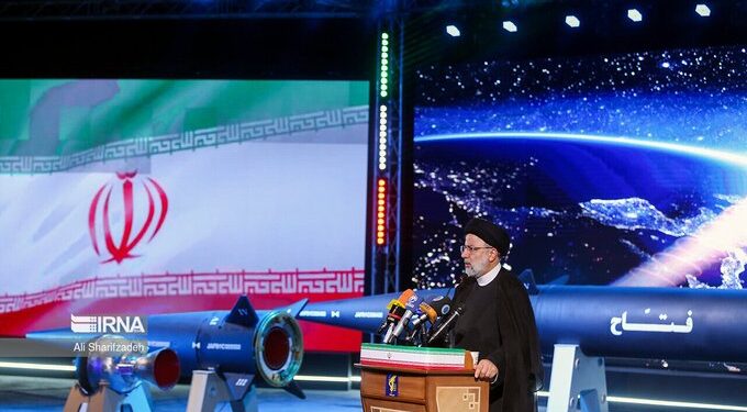 ایران خپل لومړنی جوړ شوی بالستیک توغندی نندارې ته وړاندې کړ