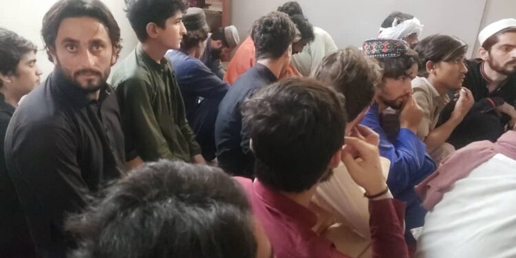 پاکستان په تورخم کې ۲۷ بندیان افغان لوري ته وسپارل