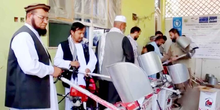 بدخشان کې پر بزګرانو د غنمو د راټولو ماشینونه ويشل شوي