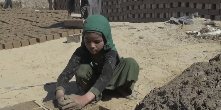 یونيسف: په هرو پنځو افغان ماشومانو کې یو یې په کار بوخت دی
