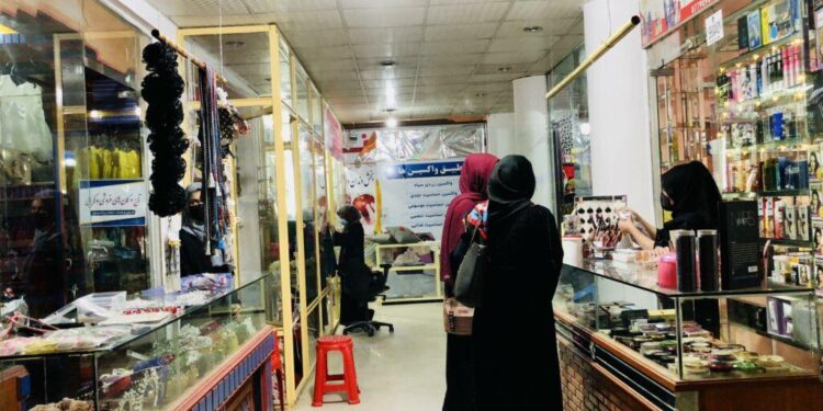 نړۍوال بانک: په کار او کسب کې د افغان مېرمنو ونډه کمه شوې ده