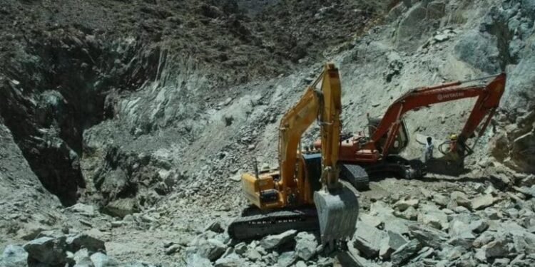 ننګرهار او کونړ کې د نفرايټ ډبرو کانونو د استخراج تړون لاسليک شو