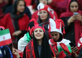 ایران ښځو ته په لوبغالي کې د لوبو د نندارې اجازه ورکوي