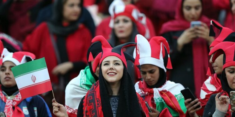 ایران ښځو ته په لوبغالي کې د لوبو د نندارې اجازه ورکوي