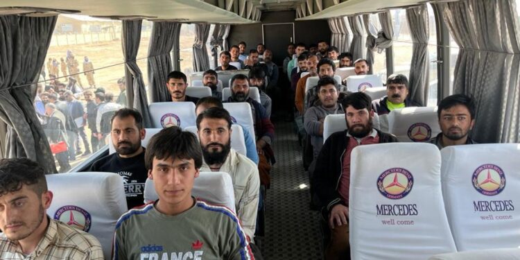 ایران ۳۲ نور افغان زندانیان افغانستان ته سپارلي