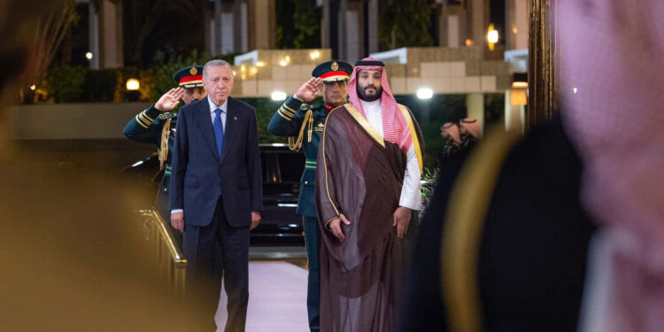 سعودي عربستان له ترکیې بې پيلوټه الوتکې پيري
