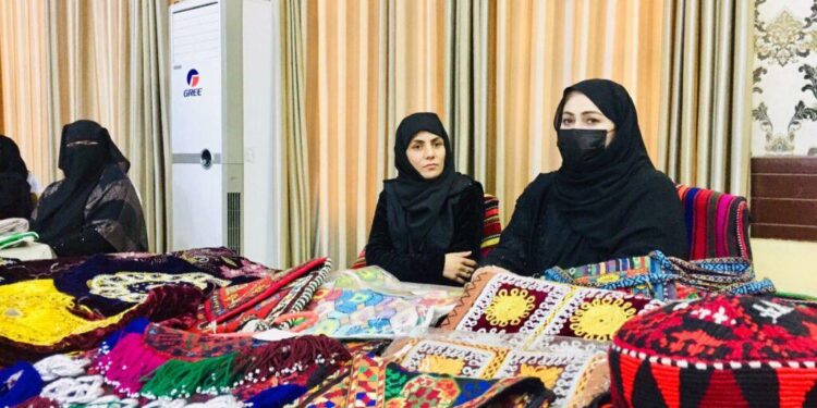 یو شمېر سوداګرې ښځې د مناسب بازار نه‌شتوالي اندېښمنې کړي