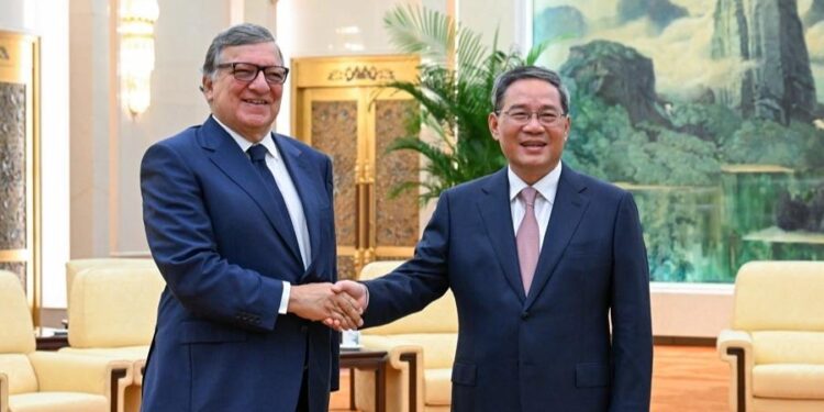 لي چيانګ د واکسين او مصونيت نړيوالې ټولنې د مديره پلاوي له مشر باروسو سره وکتل