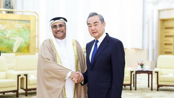 وانګ يي د عرب پارلماني اتحاد له مشر سره لېدنه کړې