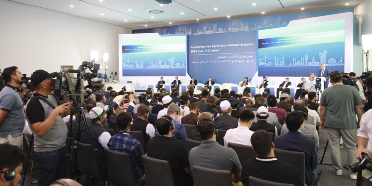 عزیزي: د کابل او آستانې ترمنځ د سوداګرۍ کچې لوړېدو هڅه کوو