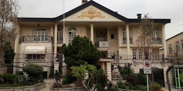 افغان سفارت: ایران کې مېشتو افغانانو ته د پاسپورټونو وېش پیلوو