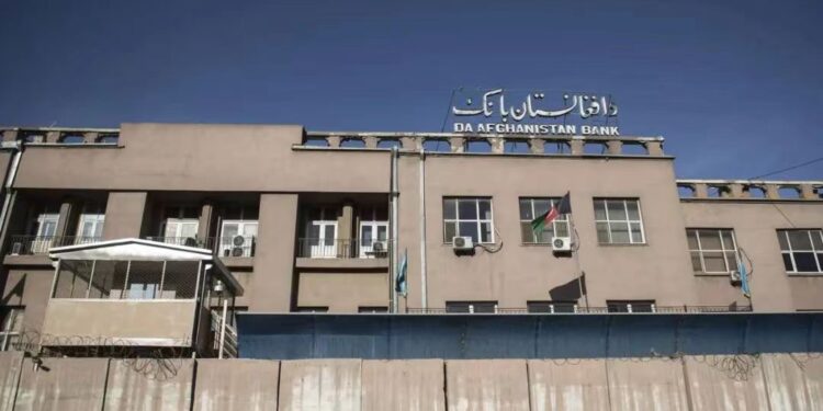 افغانان له جګړې وروسته له اقتصادي بندیزونو کړېږي