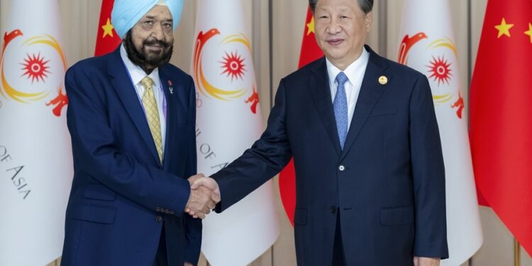 شي جين پينګ د اسيا د اولمپيک شورا له سرپرست رئيس سره وکتل