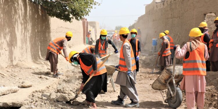 کندهار کې زرګونو کسانو ته په عامالمنفعه پروژو کې د کار زمینه برابره شوې
