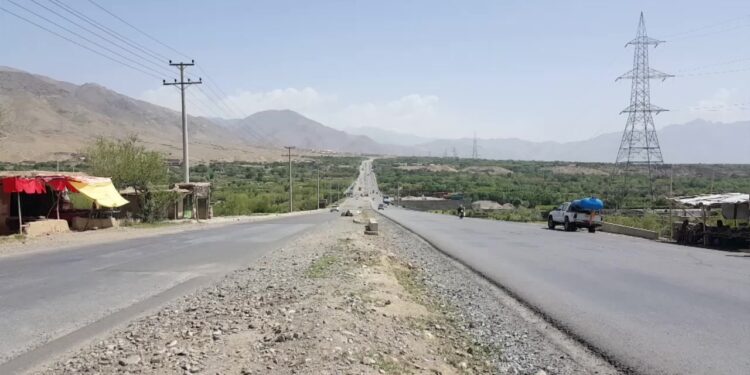 پروان کې د ۲۲ کیلو متره سړک د بیارغونې چارې پیل شوې