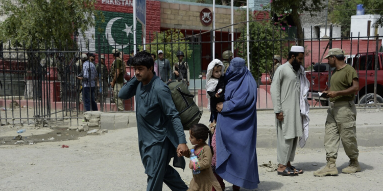 پاکستان غیر قانوني کډوالو ته یوه میاشت مهلت ورکوي