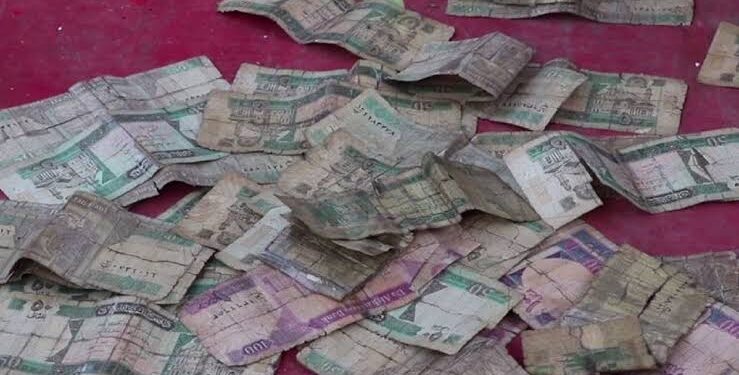 خلک په بازارونو کې د زړو بانک نوټونو له زياتوالي شکايت کوي