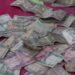 خلک په بازارونو کې د زړو بانک نوټونو له زياتوالي شکايت کوي
