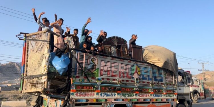 چارواکي: د تورخم له لارې هره ورځ تر ۶۰۰ کورنۍ هېواد ته راستنیږي